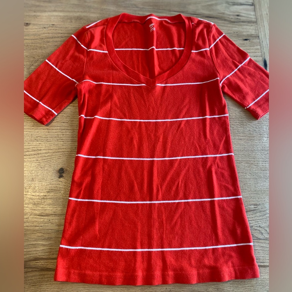 Gap Red Striped V-Neck T-Shirt Short Sleeve
Women’s Small Preloved